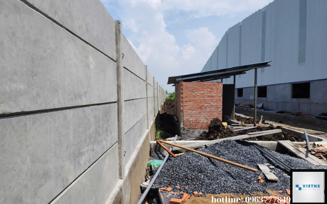 Thi công hàng rào bê tông lắp ghép trong thực tế